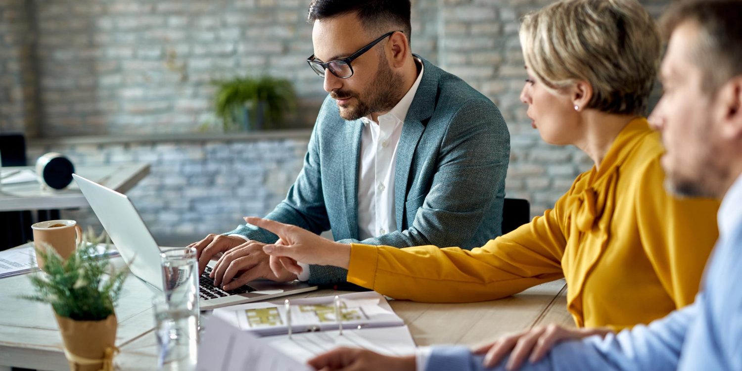 personnes en réunion discutant d'un projet immobilier.