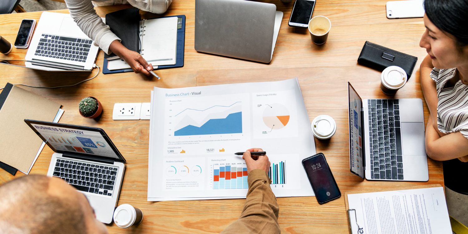 Réunion de groupe discutant autour d'un plan