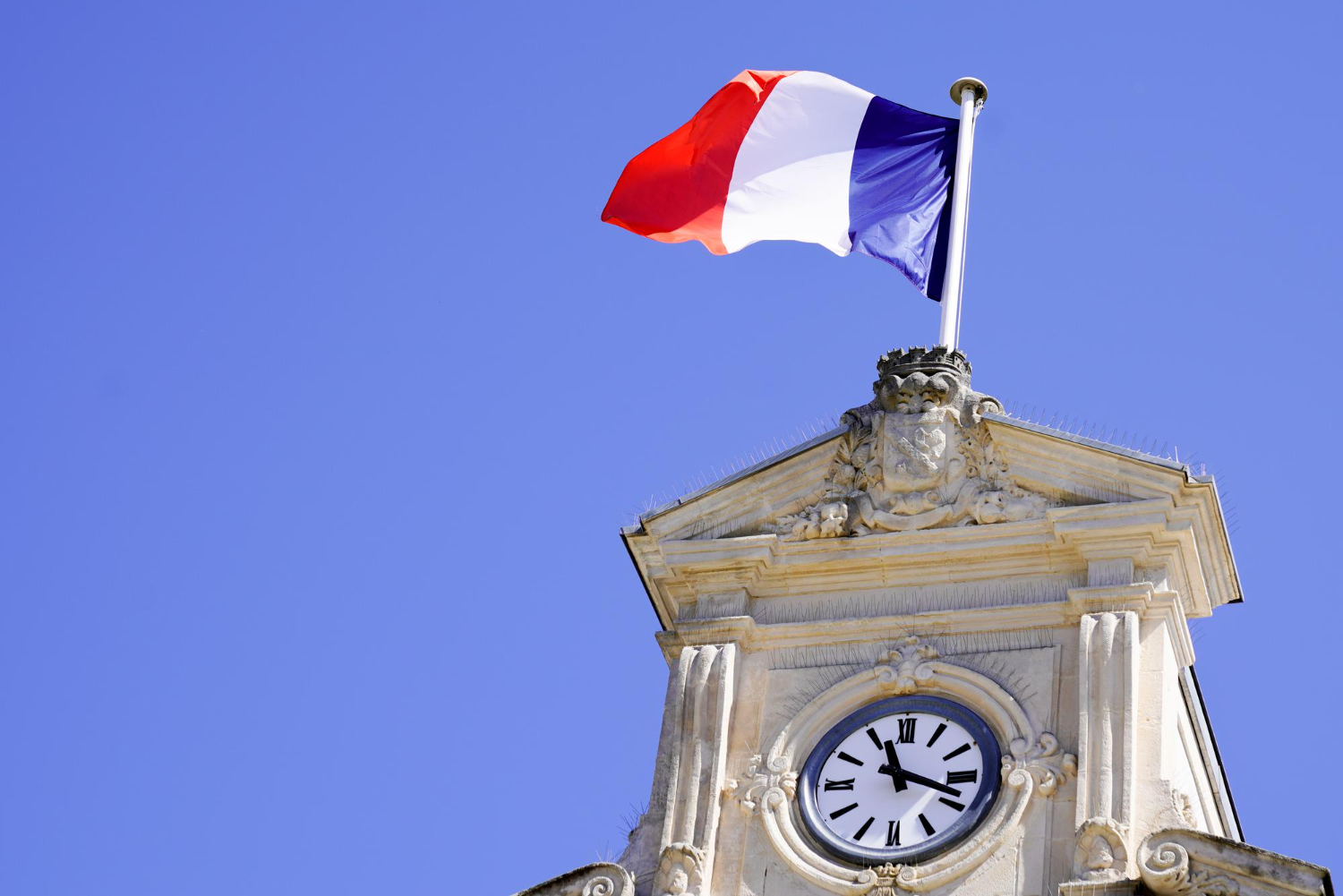 Drapeau français sur un bâtiment public.